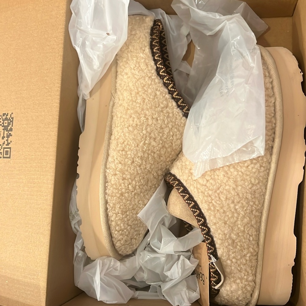 Bearpaw Snuggle Martis Oat Women’s 8 New in box never worn